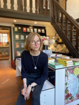 Das Bild zeigt Vera Corsmeyer in der Buchhandlung Markus in Gütersloh