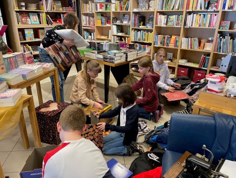 Schüler in der Buchhandlung