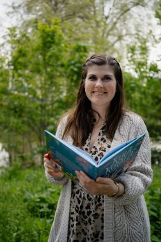 Alina Gries mit Buch