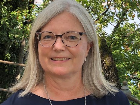 Porträt von Sabine Cronau in einem Park