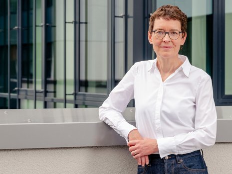 Birte Hackenjos vor dem Haufe-Verlagsgebäude