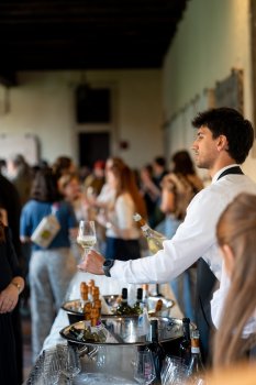 Ein Sommelier schenkt Sekt aus