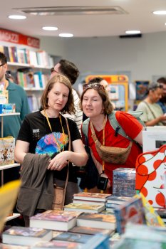 Zwei RISE-Gäste beim Buchhandelsbesuch