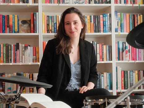 Literaturagentin Monika Drummer am Schlagzeug sitzend, hinter ihr ein Bücherregal