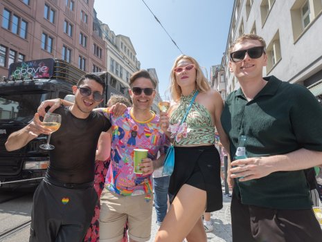 Menschen vor dem Haus des Buches bei der CSD-Demo in Frankfurt.