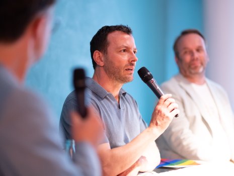 Sebastian Guggolz spricht auf dem Podium. 