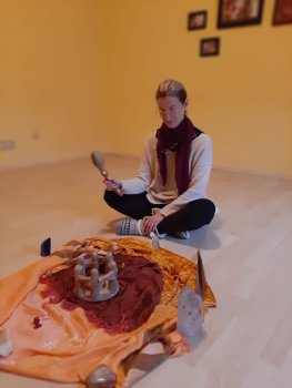 Schamanin Monika Haag mit Rassel