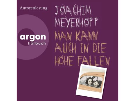 Buchcover auf dunkelviolettem Hintergrund für eine Autorenlesung mit Joachim Meyerhoff. Oben steht „Autorenlesung“, darunter in weißer und orangefarbener, handschriftlich wirkender Schrift der Titel „Man kann auch in die Höhe fallen“. Links ist das Logo „argon hörbuch“ zu sehen. Unten rechts zeigt ein schräg platziertes Polaroid-Foto zwei Personen in einem orangefarbenen Auto.