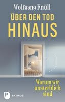 Cover zu: Über den Tod hinaus. Gelber Titel, dahinter eine graue Wand mit einer offenen Tür, dahinter weitere Zimmer mit Wolken.
