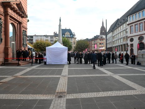 Sicherheitskontrolle vor der Paulskirche
