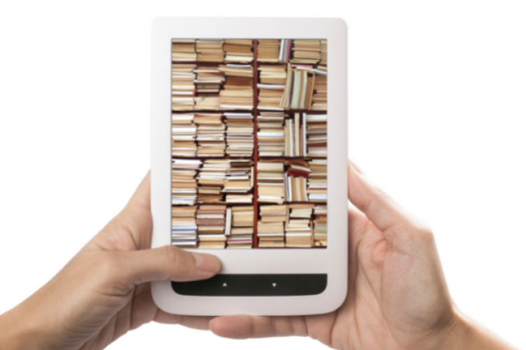 E-Reader mit Bücherstapel im Display
