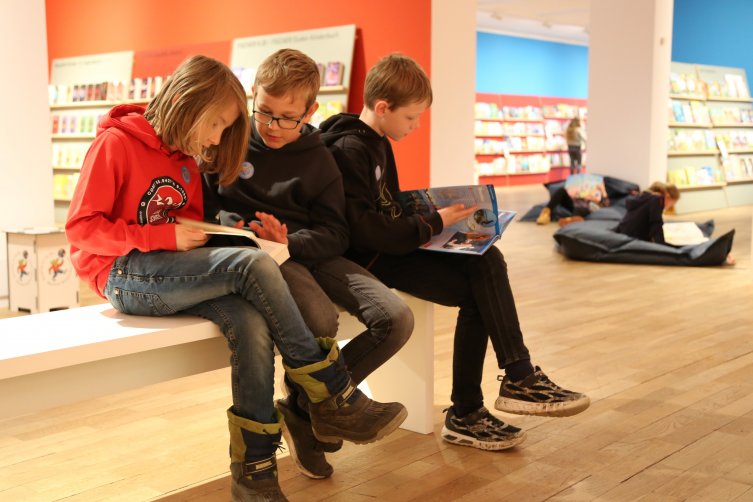 Lesende Jungs bei der Ausstellung der Münchner Bücherschau junior