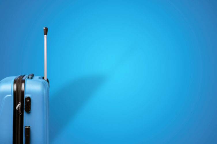 Ein Koffer vor blauem Hintergrund