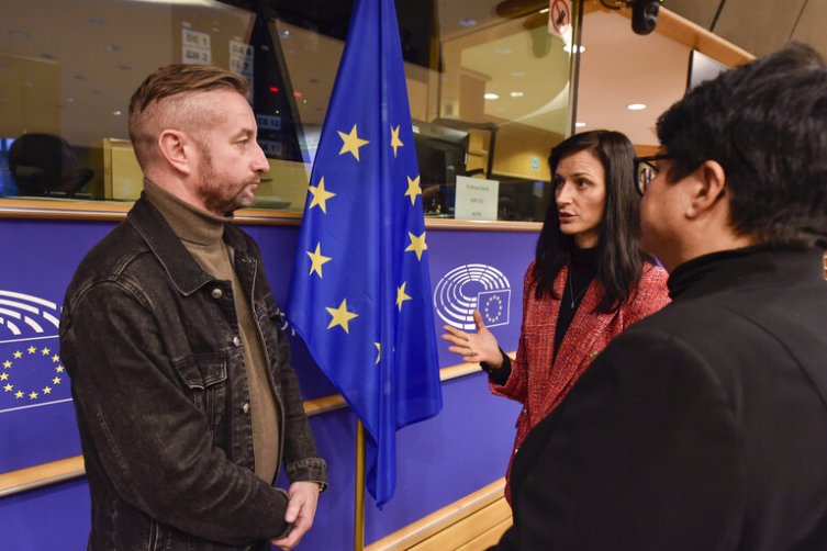Serhij Zhadan im Gespräch mit Mariya Gabriel, EU-Kommissarin für Kultur und Bildung, und EU-Parlamentarierin Sabine Verheyen