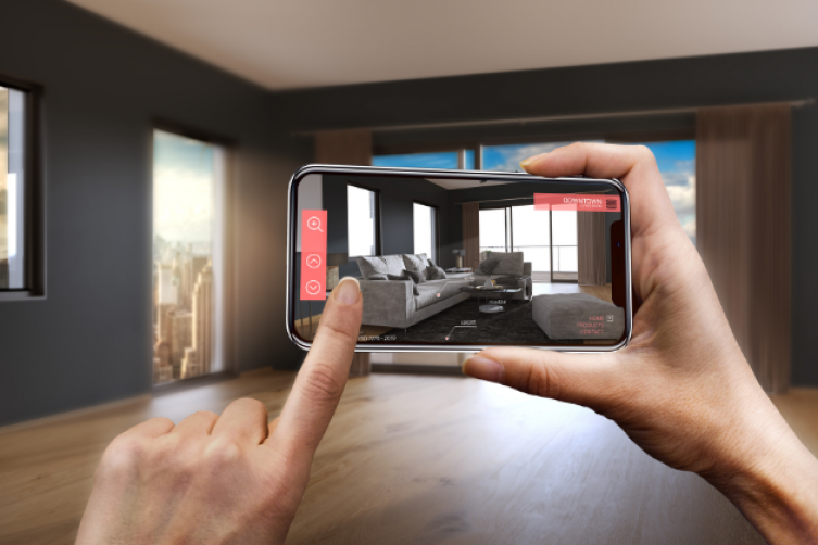 Augmented-Reality-Anwendung: Das Handy zeigt, wie Möbel im noch leeren Raum aussehen
