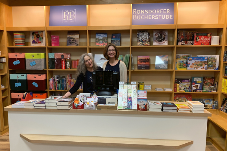 Antje Bürger und Susanne Erb in der frisch renovierten Ronsdorder Bücherstube
