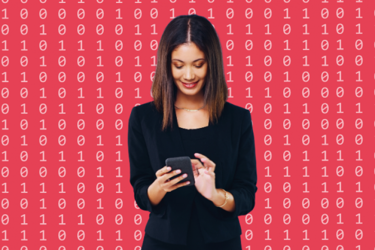 Junge Frau in schwarzem Kostüm mit Smartphone, dahinter digitaler Binärcode vor rotem Hintergrund