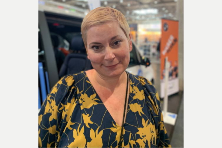 Tamara Bach auf der Leipziger Buchmesse vor dem Podcast-Bus