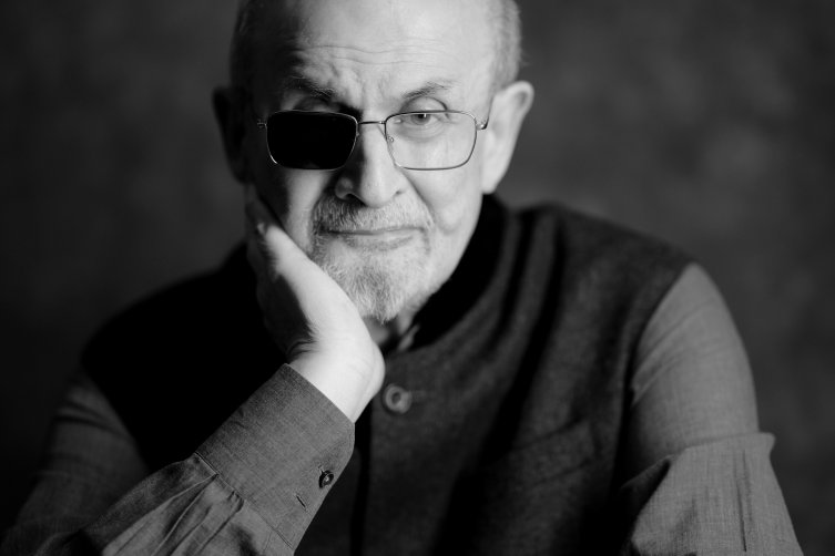 Porträtfoto Salman Rushdie mit Augenklappe