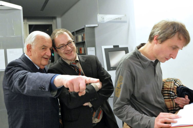 Alfred Grosser (links) und Martin Schult (mitte) bei einer Veranstaltung in der Frankfurter Stadtbibliothek 
