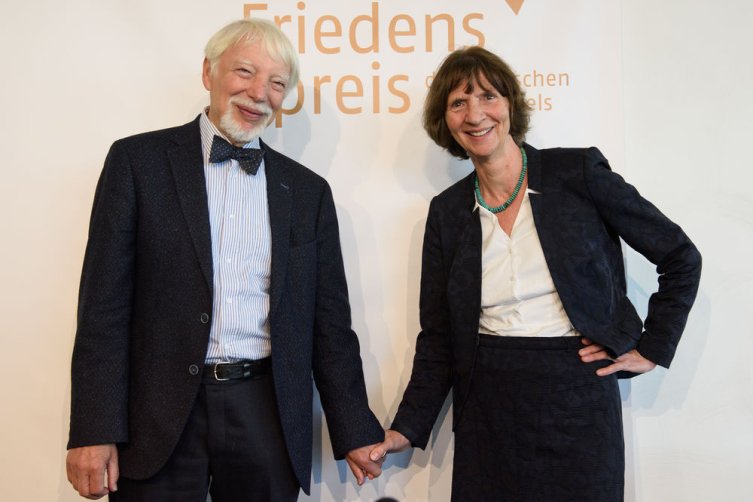 Jan und Aleida Assmann Hand in Hand beim Pressegespräch auf der Frankfurter Buchmesse 2018