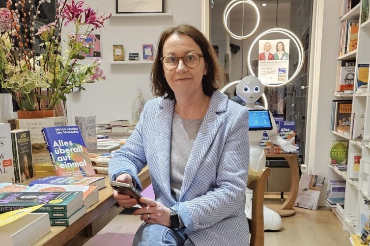 Anja Urbschat in ihrem Laden - mit Roboterin 
