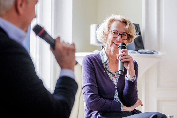Wagenbach-Verlegerin Susanne Schüssler im Gespräch mit Buchmesse-Direktor Juergen Boos