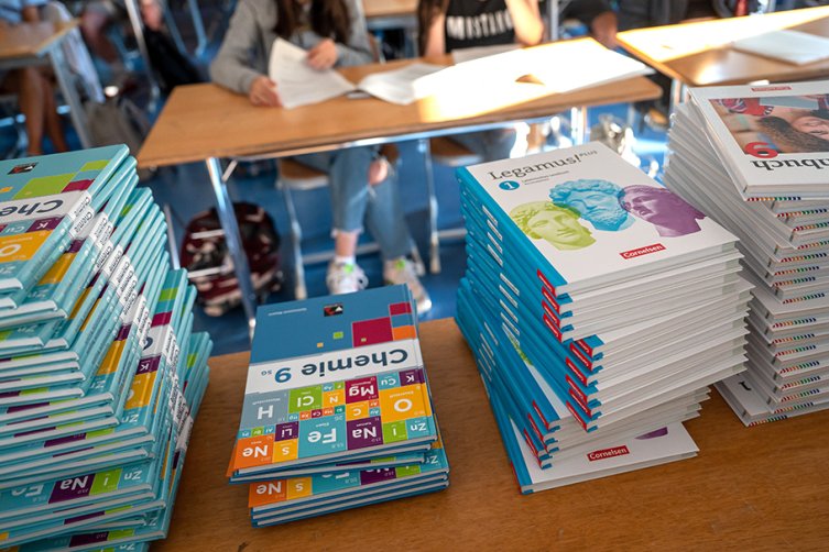 Schulbücher im Klassenraum 