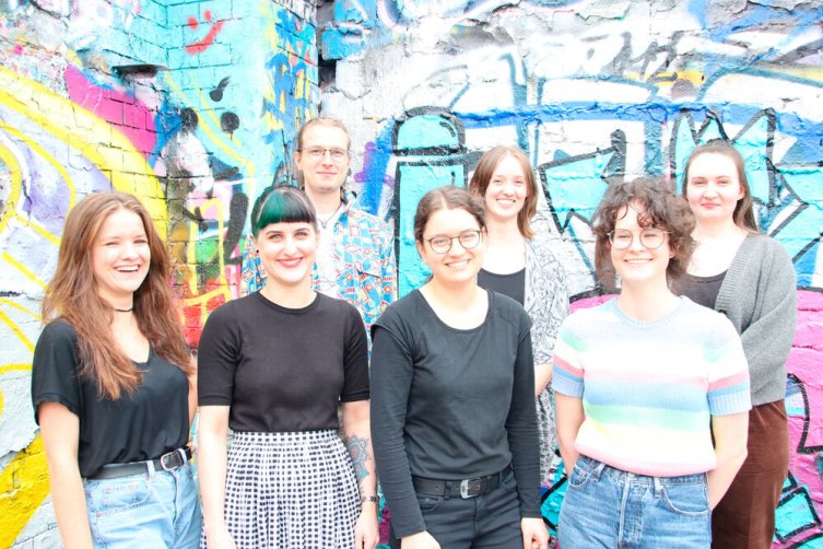 Ausbildung in der Buchhandlung Graff: Katharina Fuder, Ina Lux, Pascal Marschar, Anika Preinfalk, Lena Wilkens, Charlotta Müller, Svenja Kiesewetter (von links). Fuder und Marschar haben ihre Ausbildung inzwischen abgeschlossen und arbeiten weiterhin bei Graff. 