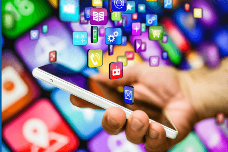 Über einem Handy schweben App-Symbole, bunte Kacheln im Hintergrund 