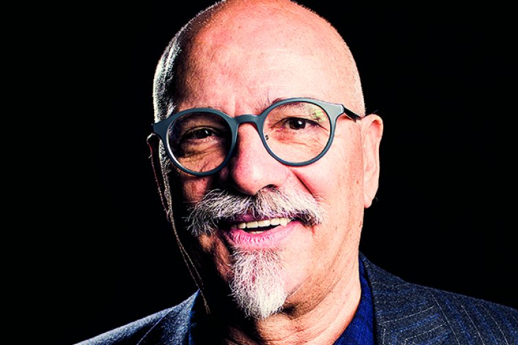 Porträtfoto von Hannes Bahrmann vor dunklem Hintergrund