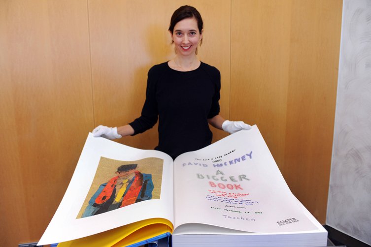 Ein Foto von Marlene Taschen, die das Buch "A Bigger Book" von David Hockney bei der Frankfurter Buchmesse präsentiert.