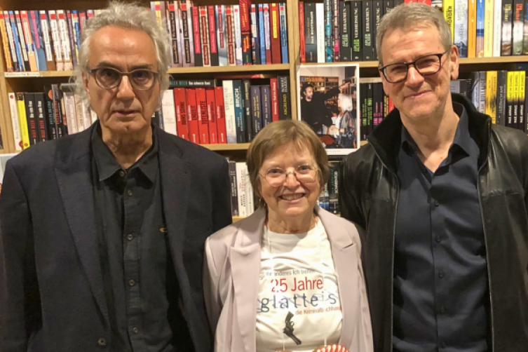 Monika Dobler umringt von Friedrich Ani und Oliver Bottini