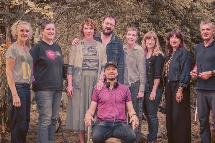 Auf dem Foto zu sehen sind (v.l.n.r.): Cecile Heisler-Zigulla (1st AD), Antje Naß (MV Filmcommission), Lina Beckmann (Hauptdarstellerin), Charly Hübner (Hauptdarsteller), Lars Jessen (Regie), Claudia Steffen (Pandora Film), Fee Buck (Pandora Film), Inga Behnsen (MV Presse & Kommunikation), Marco Voß (MV Filmförderung)