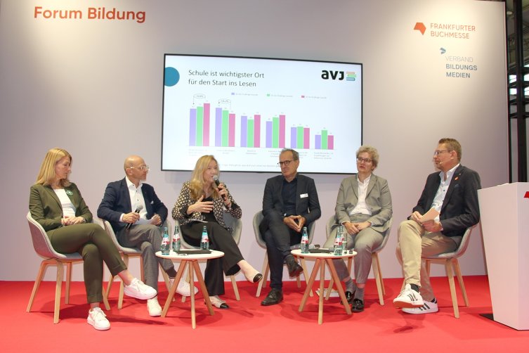 Podiumsdiskussion zu Lesen als Wirtschaftsfsaktor: (von links) Eva Simmelbauer (Thalia), Niko Georgiadis (Deutsche Bahn), Barbara Ofstadt (Siemens), Frank Kühne (Carlsen), Brigitte Scheuerle (IHK Frankfurt am Main) und avj-Vorsitzender Bernd Herzog