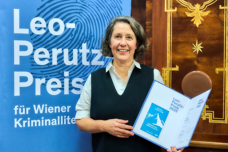 Foto von Petra Hartlieb mit der Preis-Urkunde