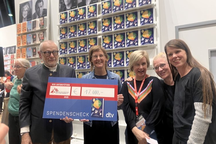 Stephan Joß überreicht einen symbolischen, sehr großen Scheck an Kerstin Hagmann