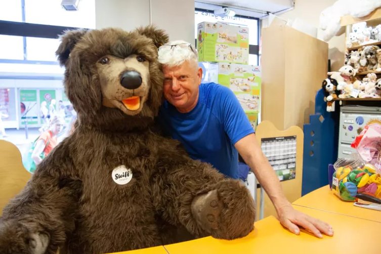 Wolfgang Blatt mit sehr großem Teddybären