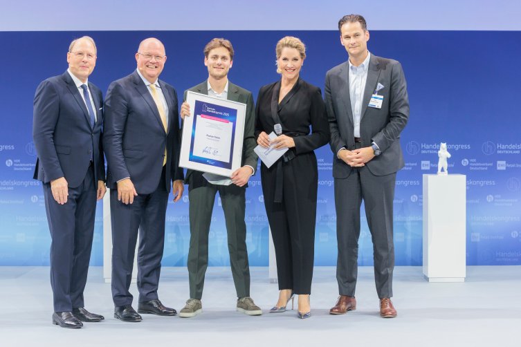 v.l.n.r.: Stefan Genth, Hauptgeschäftsführer des HDE; Dr. Alexander von Preen, Präsident des HDE; Preisträger Florian Timm; Judith Rakers, Moderatorin der Preisverleihung; Ingo Kretzschmar, CEO Thalia