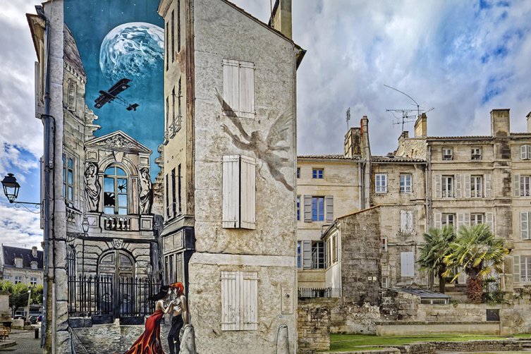 Trompe- l'oeil: riesige farbige Comiczeichnung in der südfranzösischen Stadt Angoulême auf einer Häuserwand