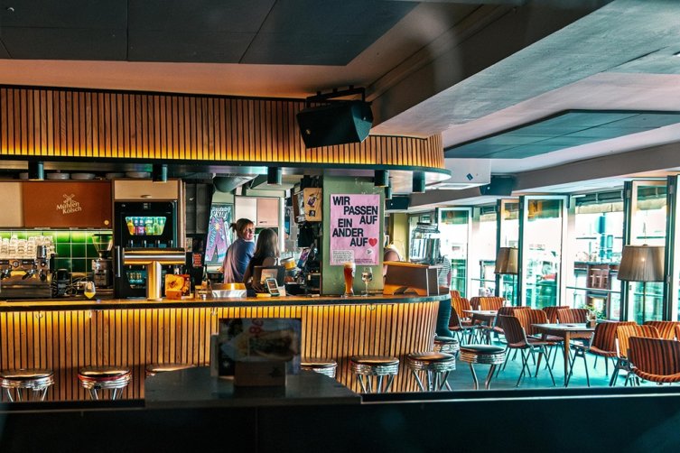 Blick in den Gastronomiebereich der Kölner Wohngemeinschaft