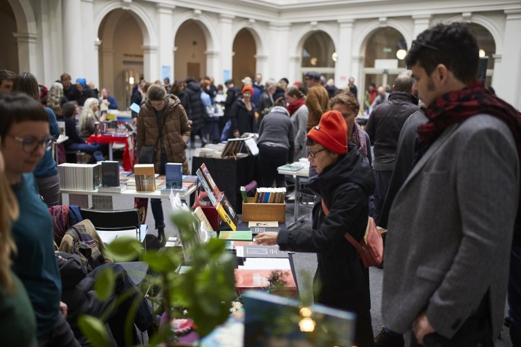 Stöbernde Menschen an Büchertischen