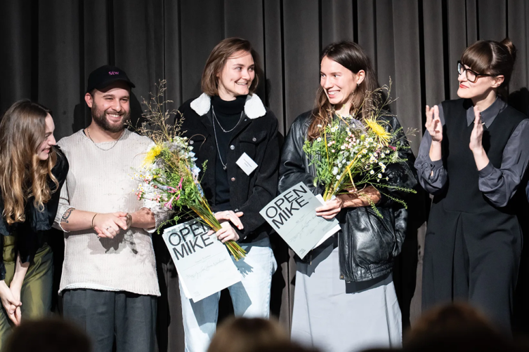 Gruppenfoto mit Gewinnerinnen und Blumen