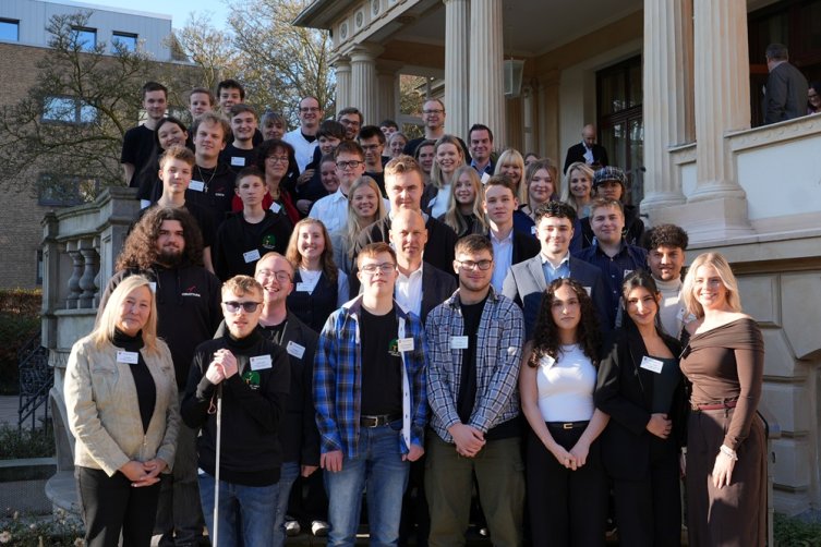 Gruppenfoto der ausgezeichneten Schüler:innen auf Treppe