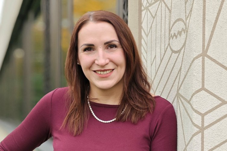 Jennifer Karpinski Porträt vor Wand