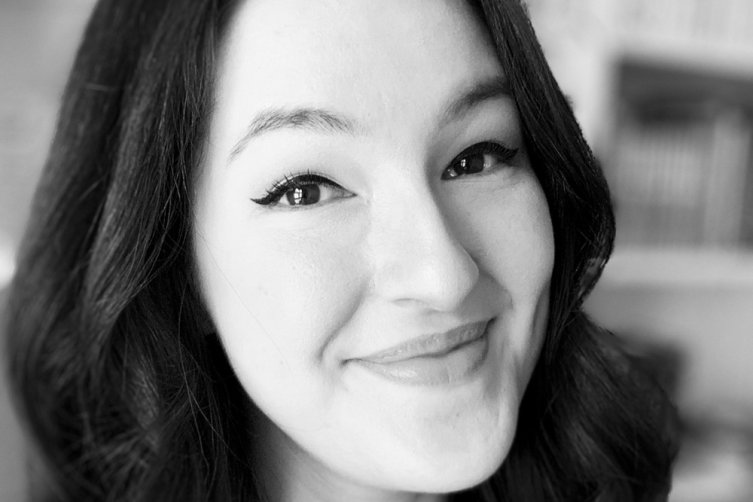 Schwarzweiß-Porträt von Mona Kasten