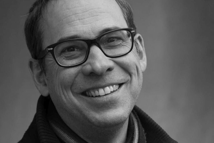 Schwarz-weiß-Porträt von Tom Schulz mit Schal