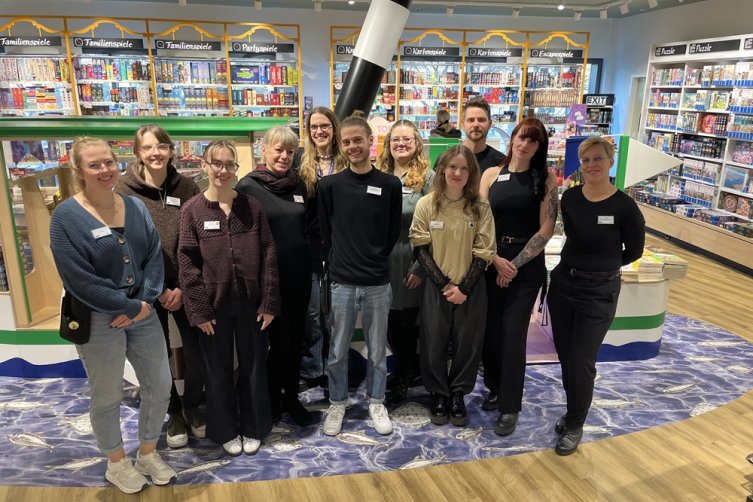 Ein Gruppenfoto eines Teils des Thalia Teams in der Dresdner Filiale