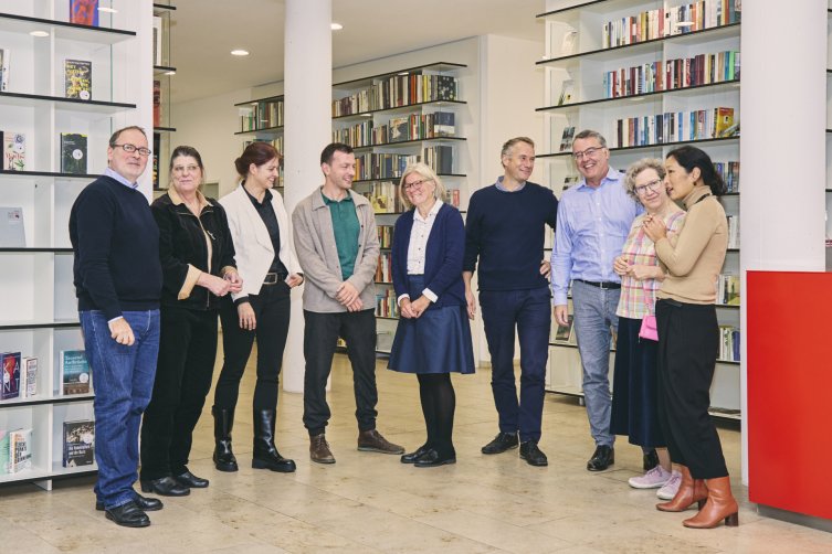 Gruppenfoto des neuen Vorstands des Börsenvereins (v.l.n.r.): Klaus Kowalke, Branka Felba, Katja Berger, Sebastian Guggolz, Christiane Schulz-Rother, Jo Lendle, Stephan Schierke, Lucia Bornhofen, Alyna Wnukowsky