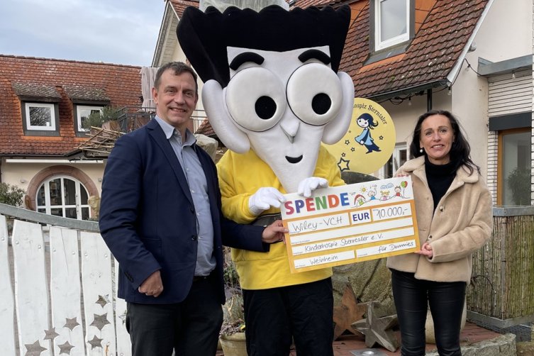 Übergabe eines symbolischen Schecks